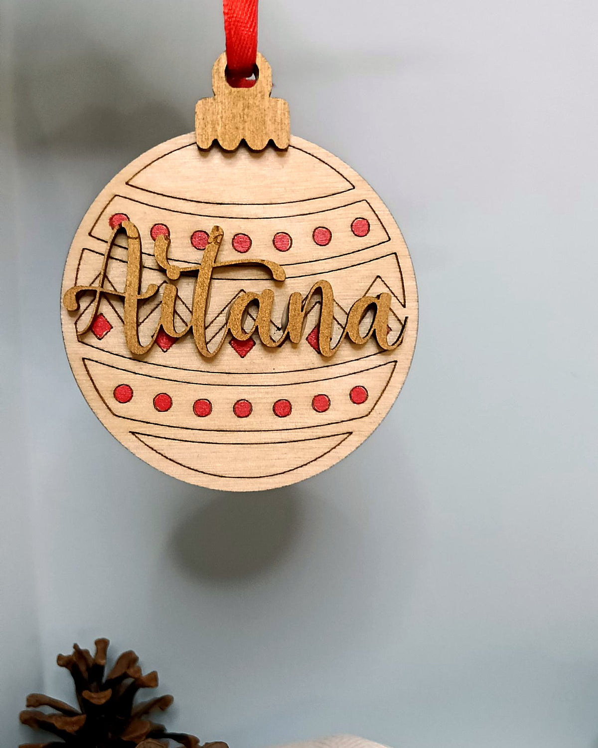 Bola de Navidad con nombre en relieve y detalles rojos