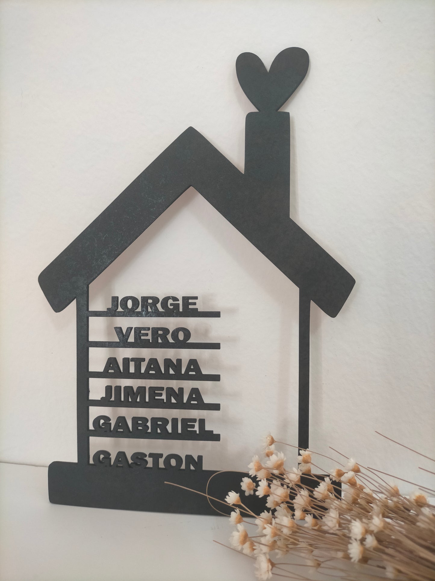 Casita de madera personalizada con nombres – decoración familiar artesanal