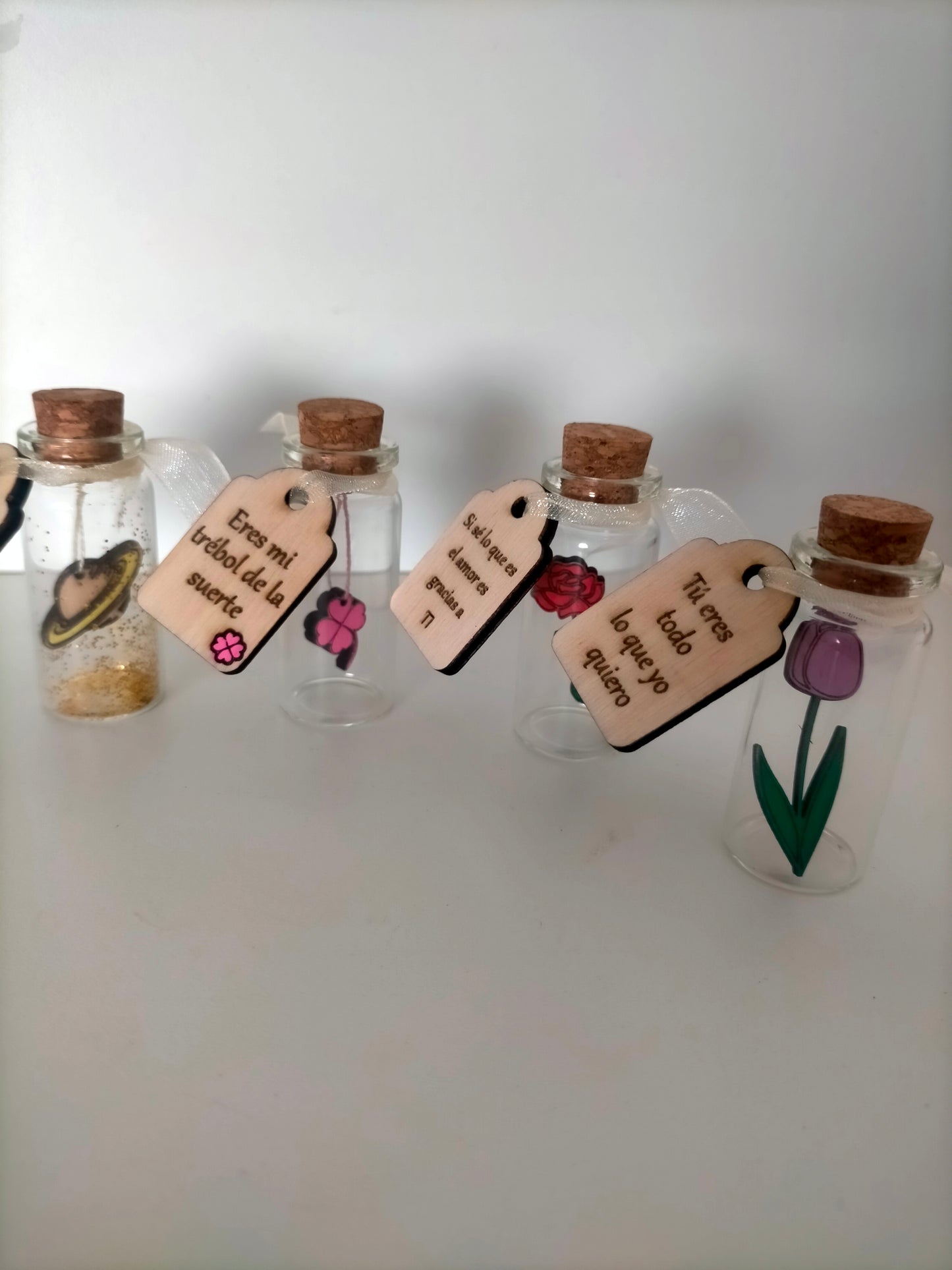 Mini botellas con mensaje y figura en madera – detalle simbólico y personalizado