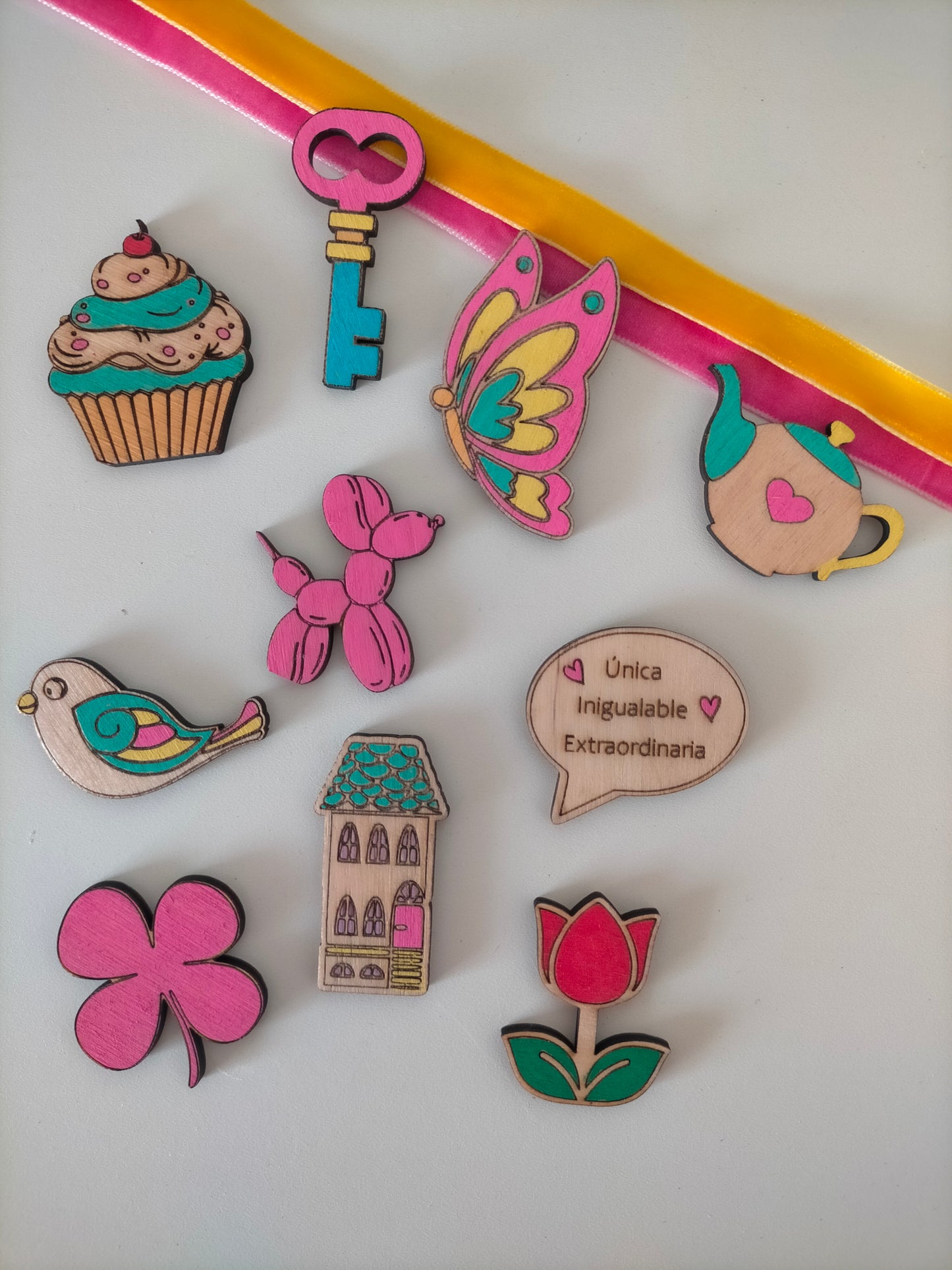 Broches de madera artesanales pintados a mano