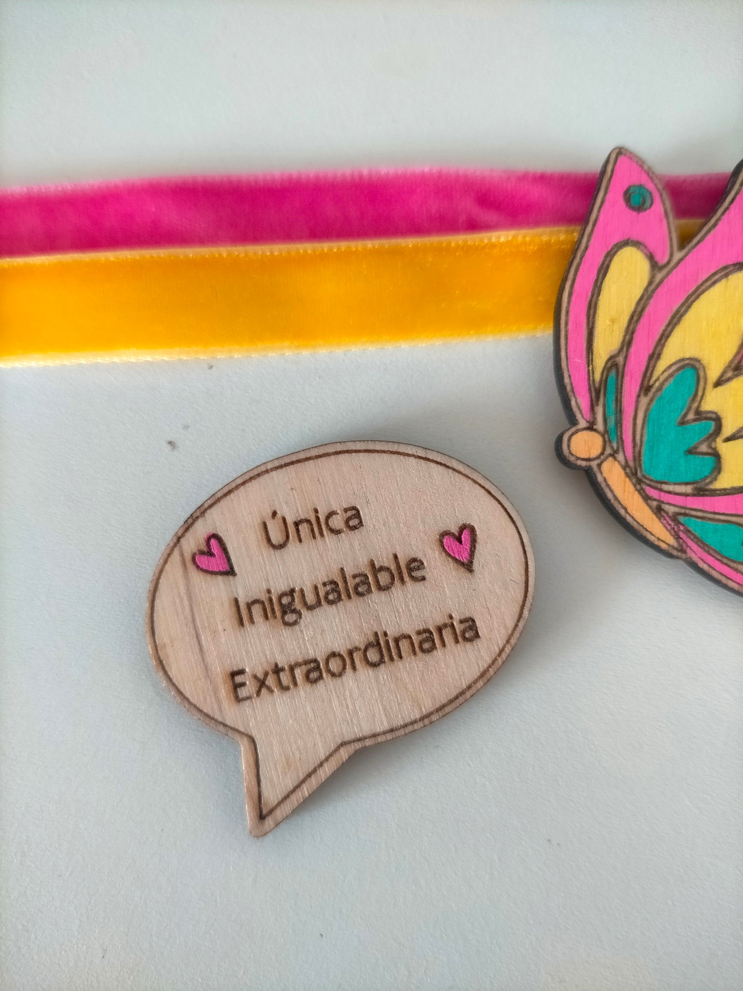 Broches de madera artesanales pintados a mano