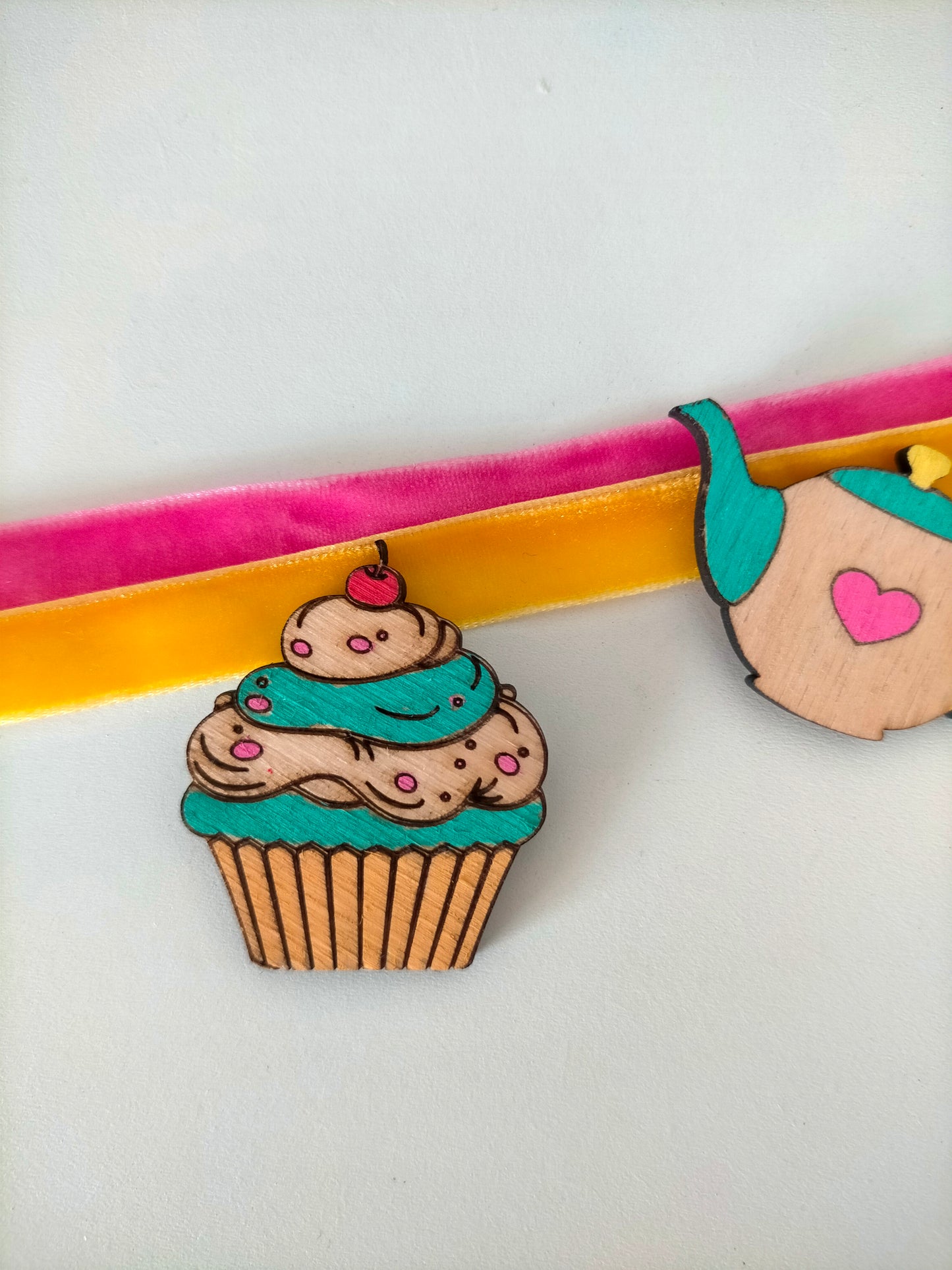 Broches de madera artesanales pintados a mano