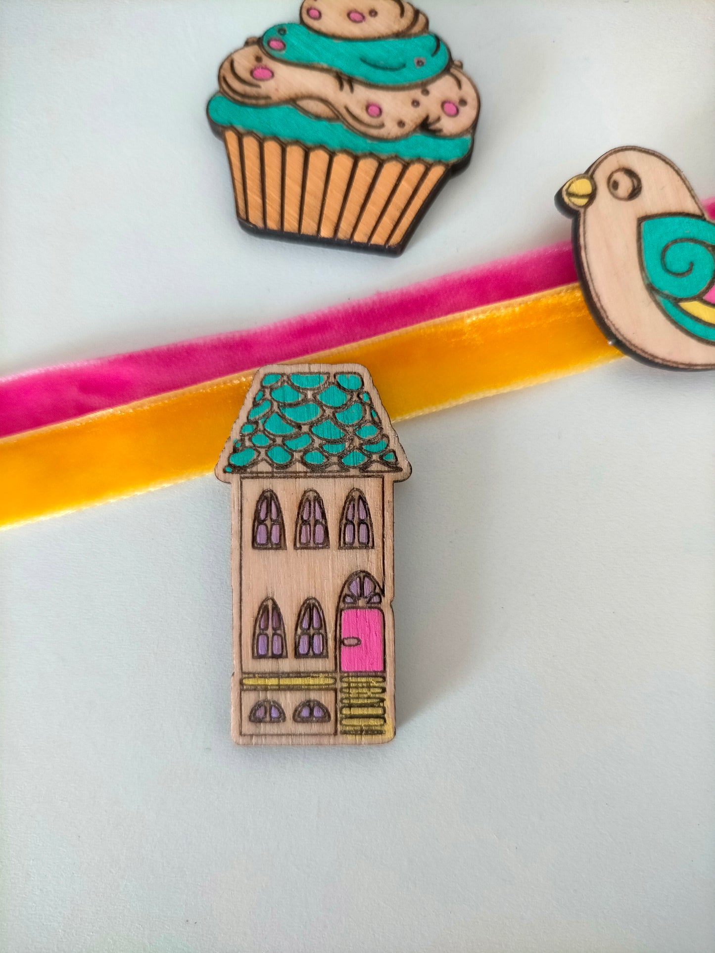 Broches de madera artesanales pintados a mano