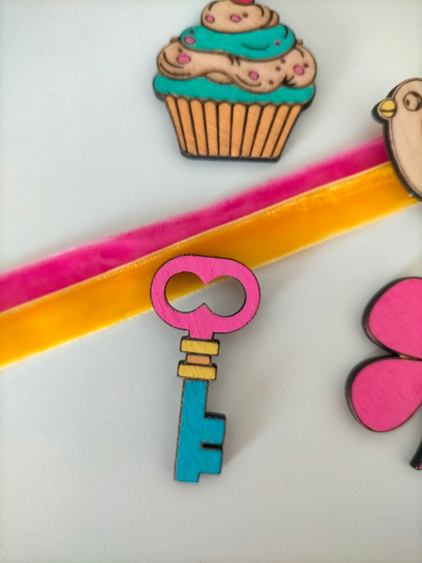 Broches de madera artesanales pintados a mano