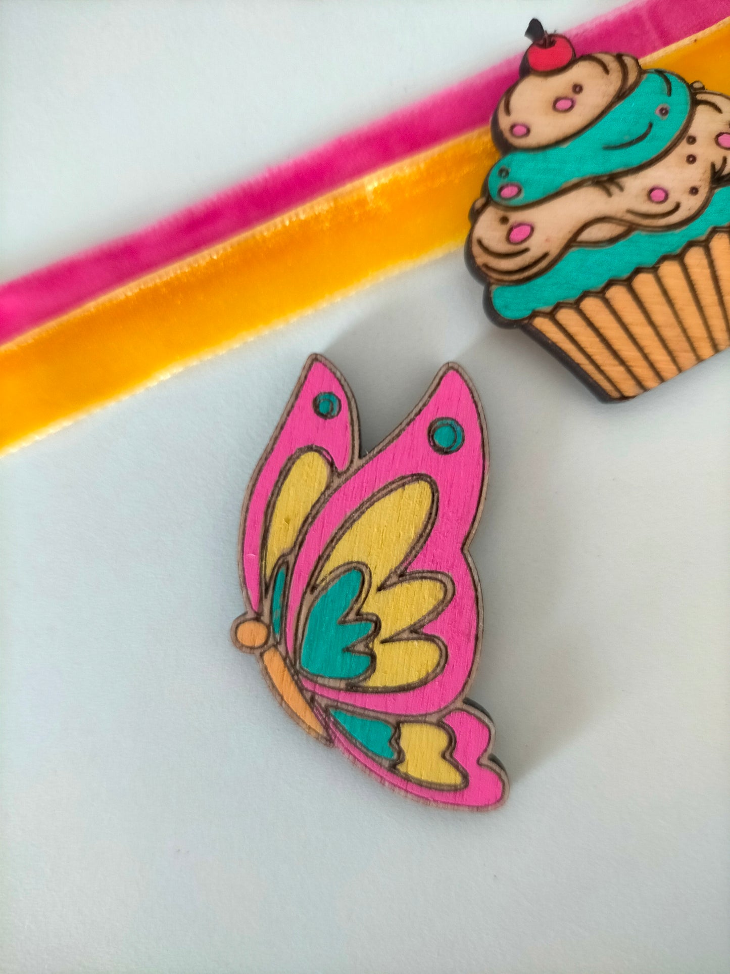 Broches de madera artesanales pintados a mano