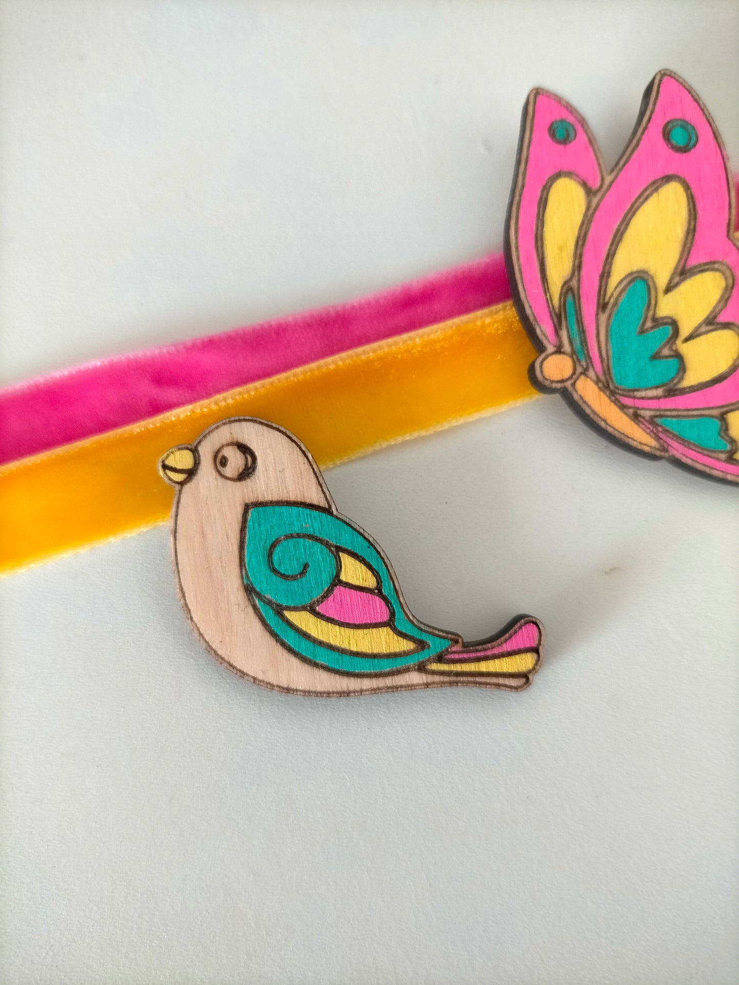 Broches de madera artesanales pintados a mano