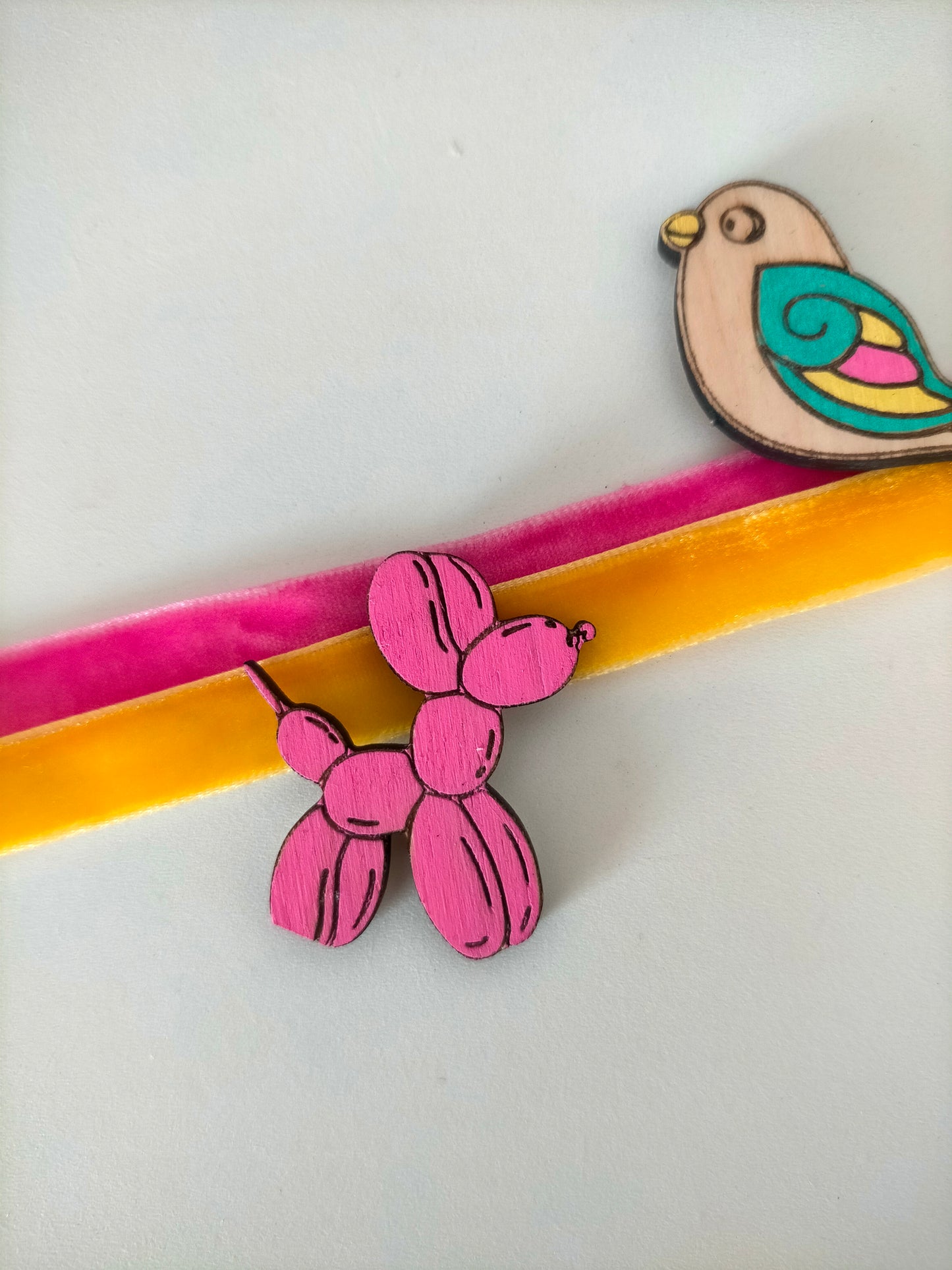 Broches de madera artesanales pintados a mano