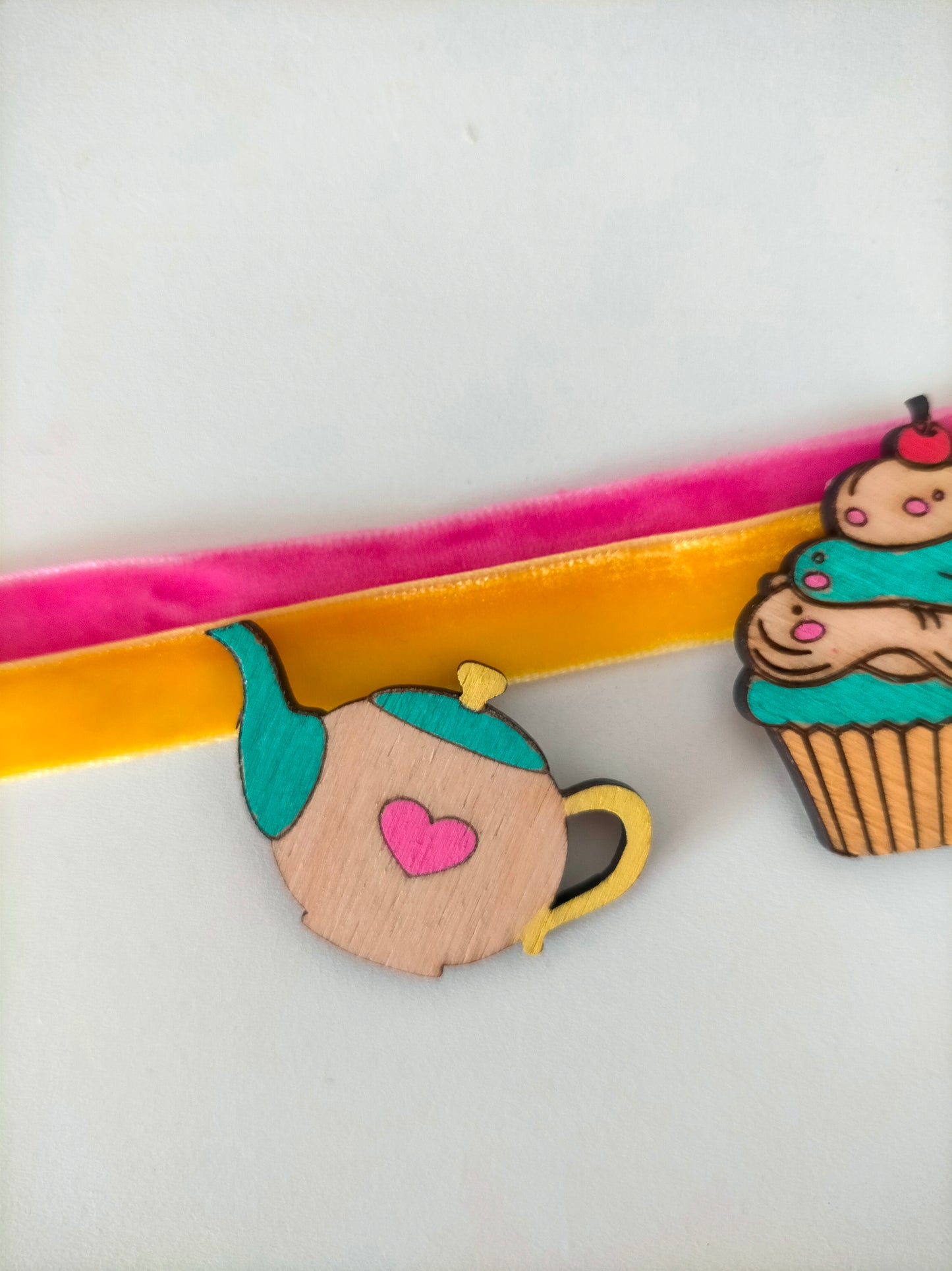 Broches de madera artesanales pintados a mano