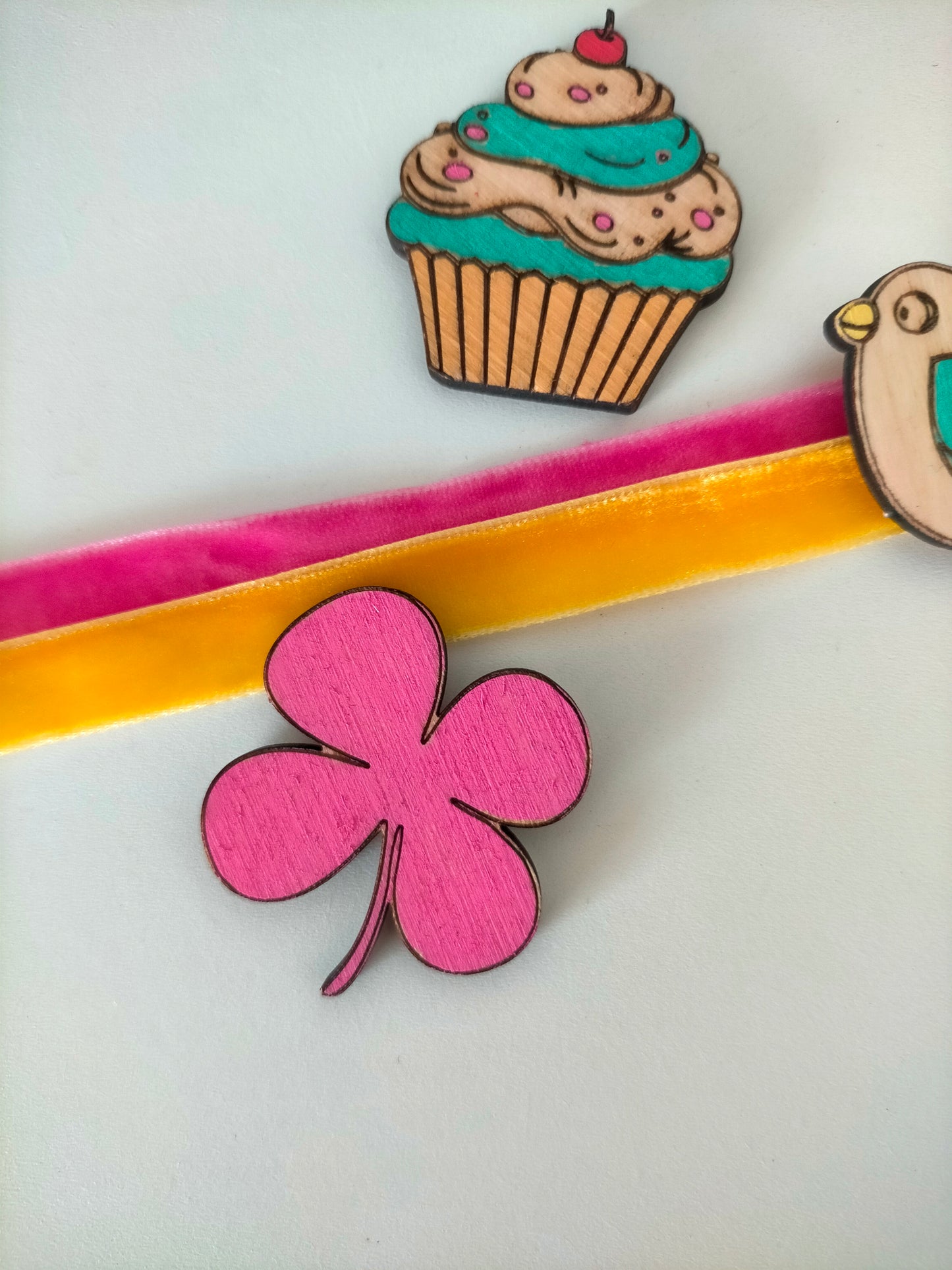 Broches de madera artesanales pintados a mano