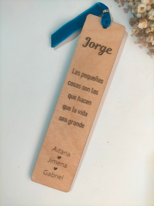 Marcapáginas de madera personalizado con cinta de terciopelo – regalo único para amantes de la lectura