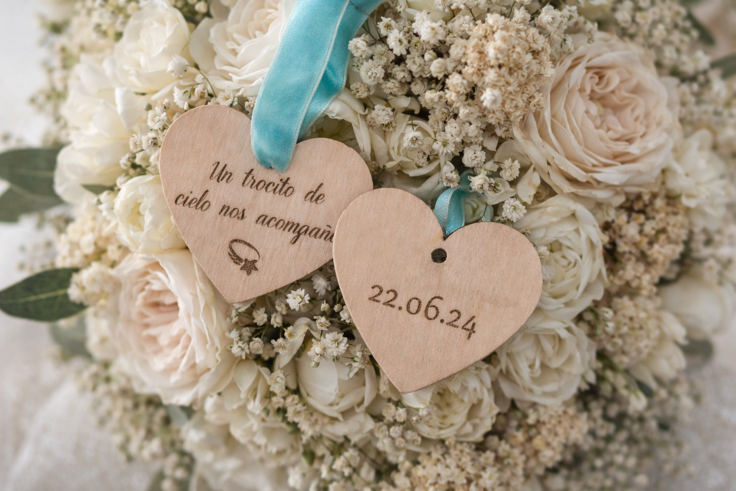 Medalla para ramo de novia personalizada en madera natural