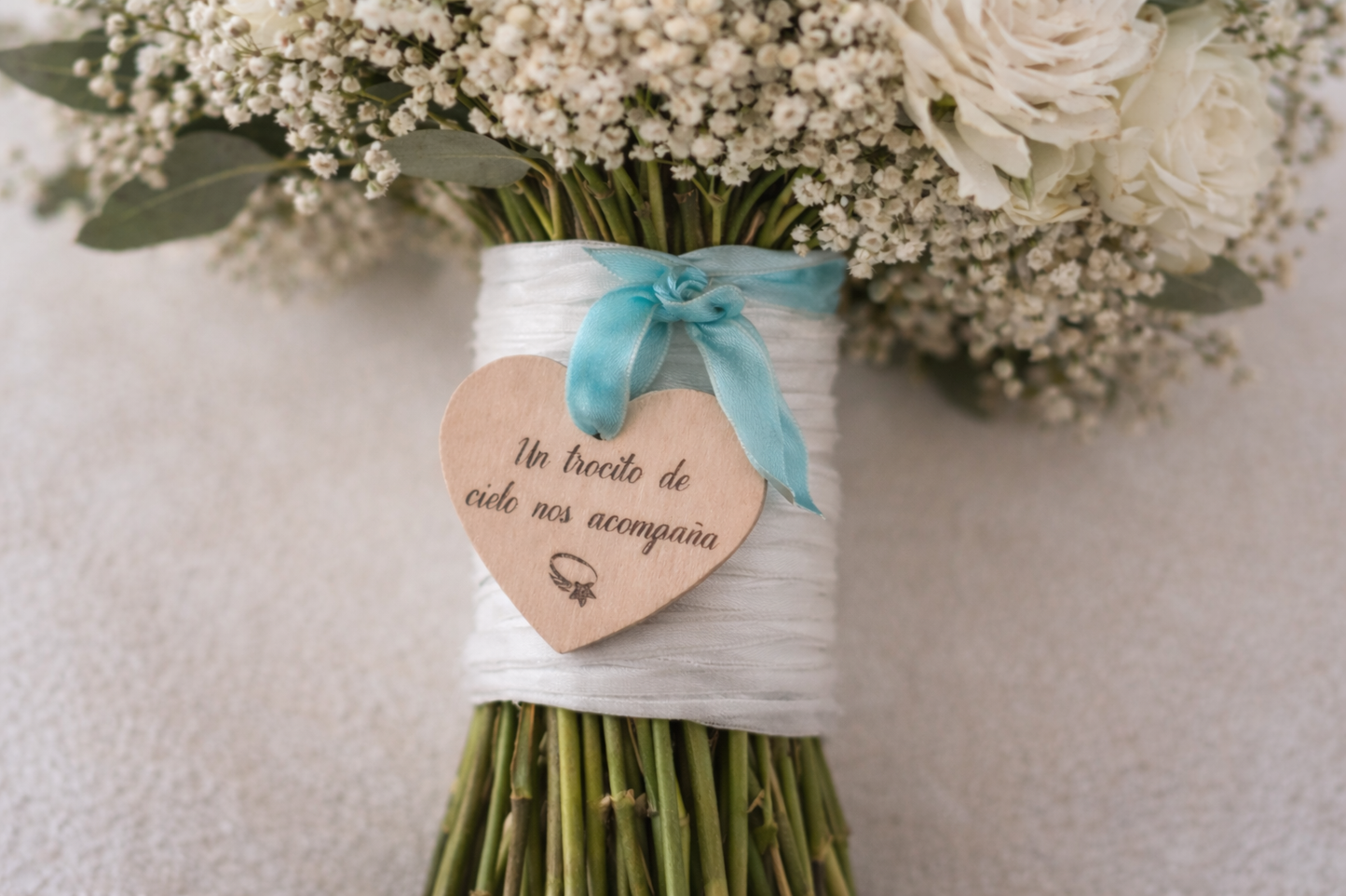 Medalla para ramo de novia personalizada en madera natural