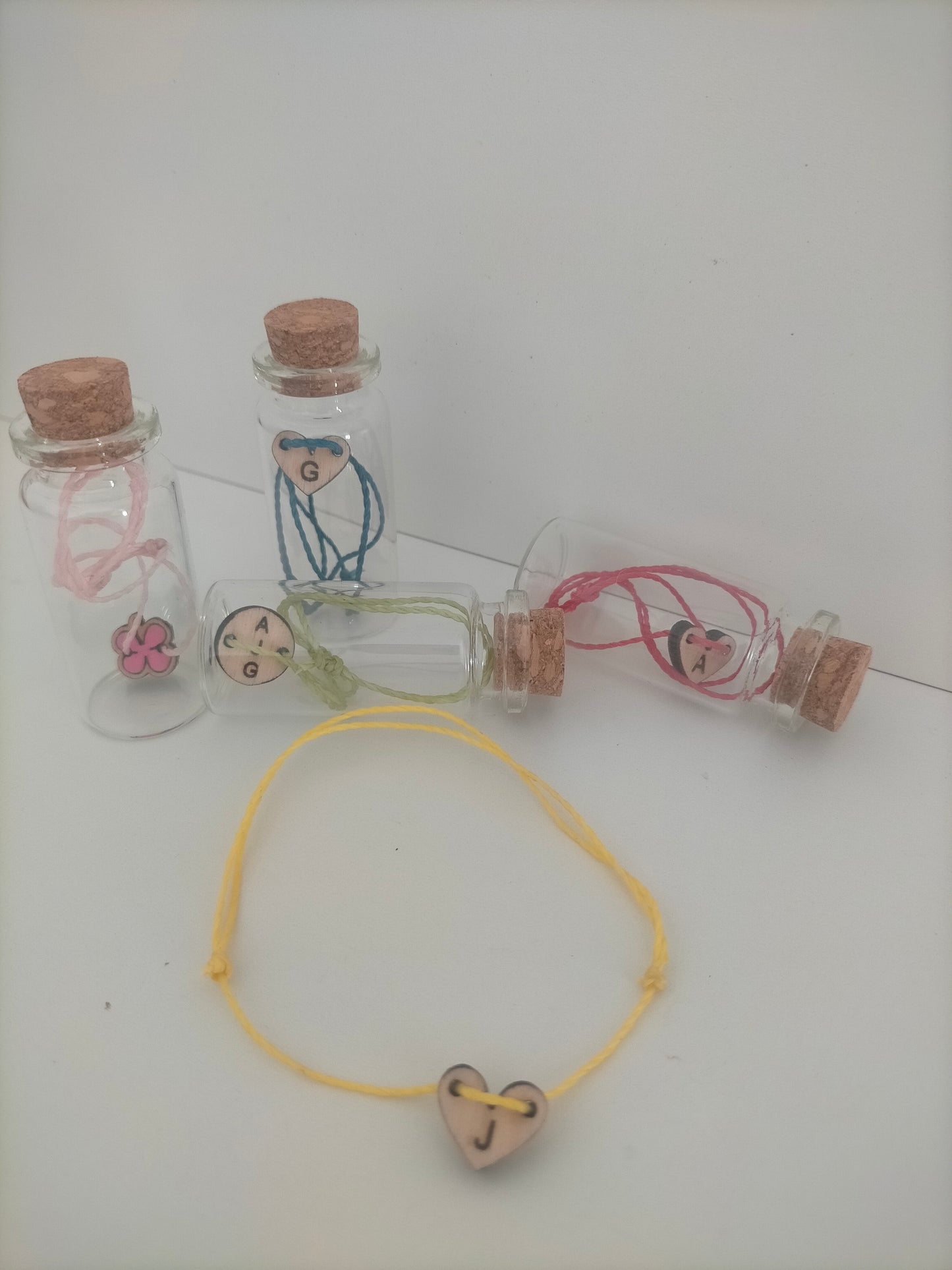 Pulsera personalizada con inicial en botella – detalle original para invitados