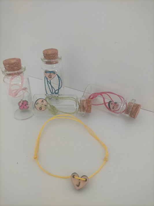 Pulsera personalizada con inicial en botella – detalle original para invitados