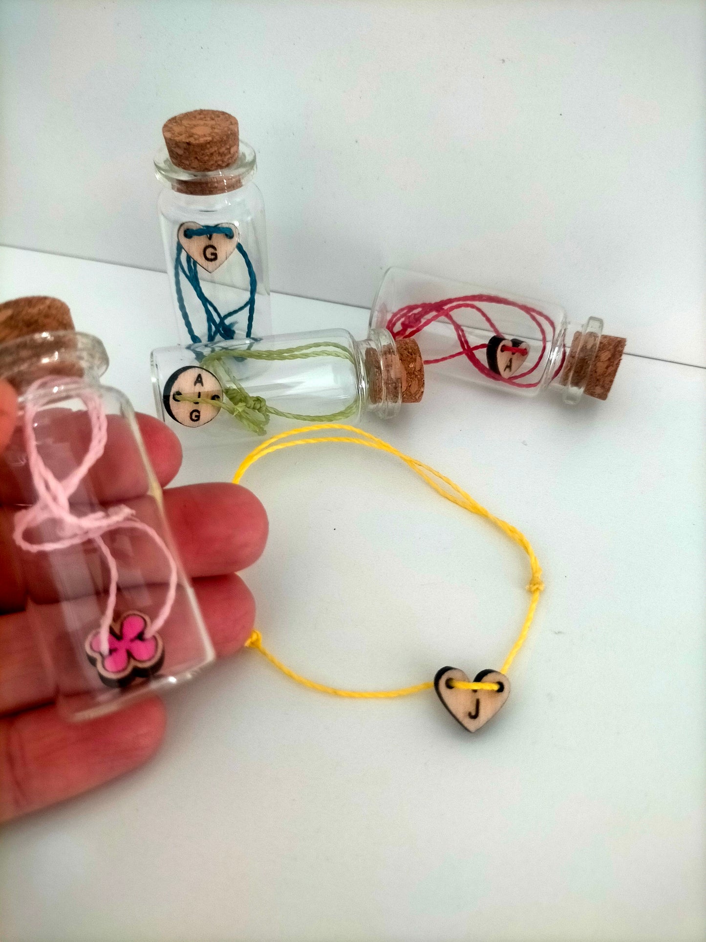 Pulsera personalizada con inicial en botella – detalle original para invitados