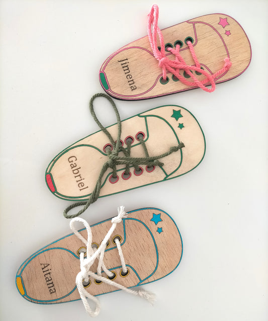 Zapato de aprendizaje personalizado de madera – Juego educativo para aprender a atarse los cordones