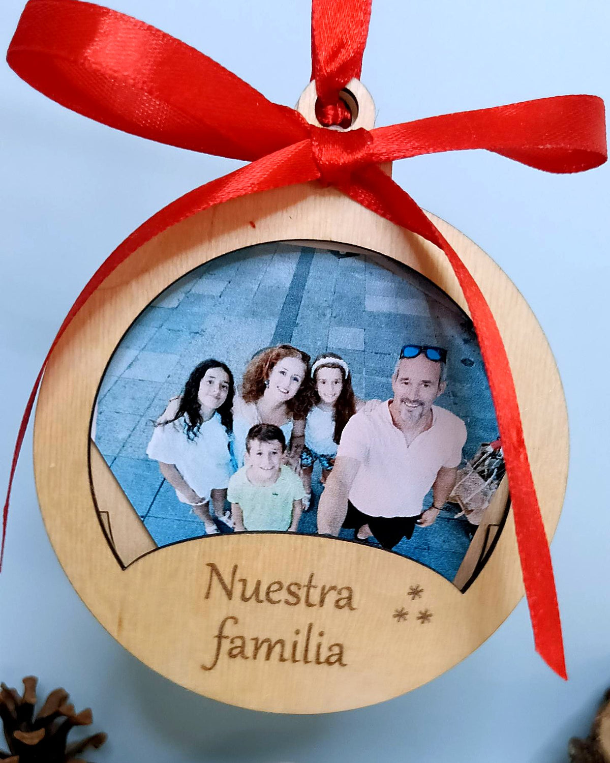 Bola de Navidad de madera con foto familiar personalizada