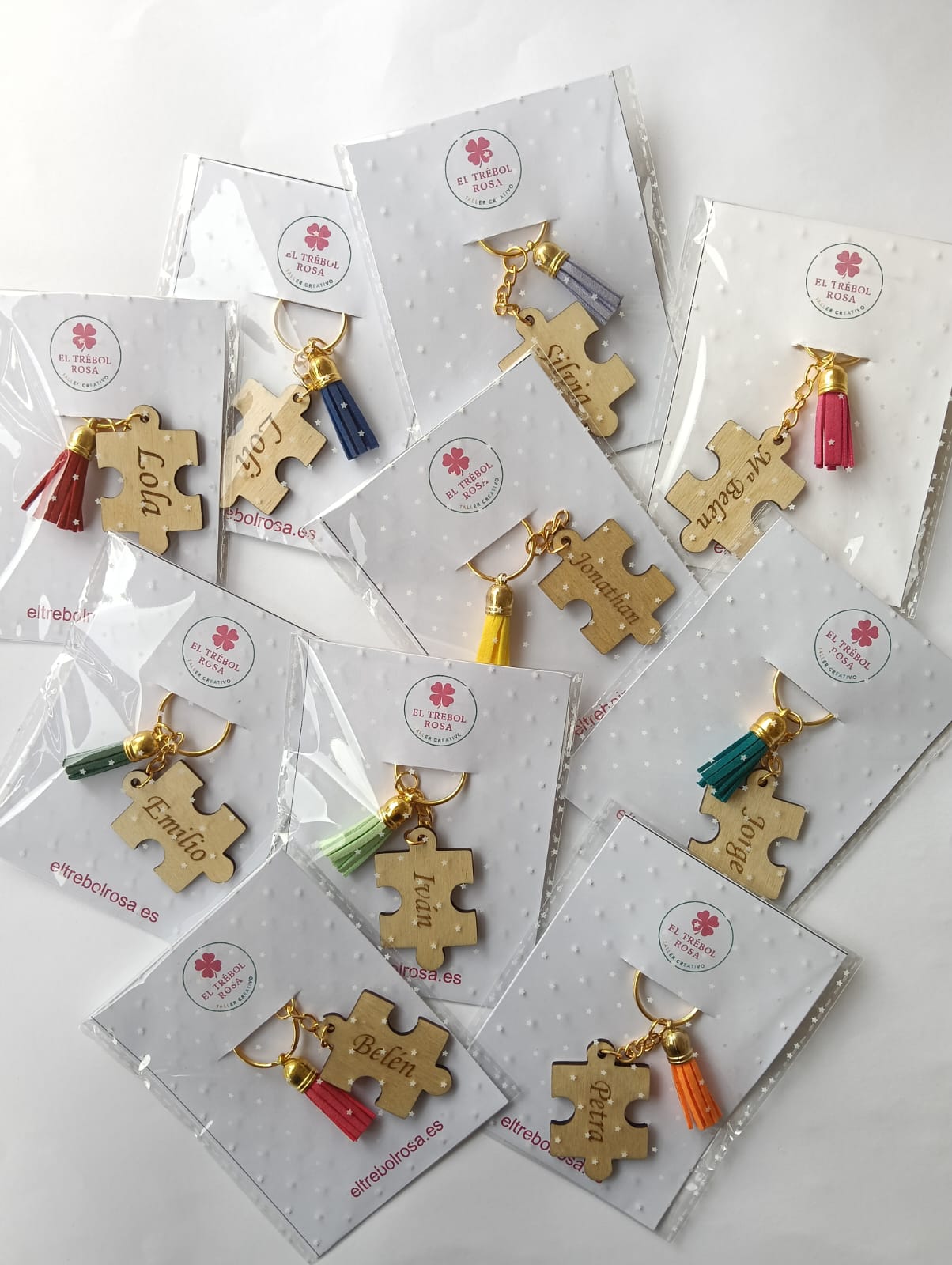 Llaveros personalizados de madera en forma de puzzle – Detalle original para eventos