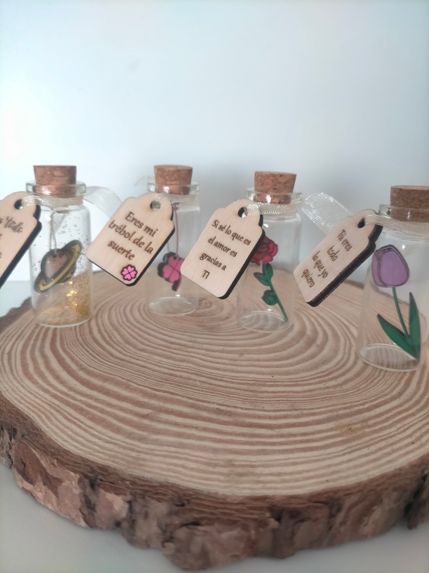 Mini botellas con mensaje y figura en madera – detalle simbólico y personalizado