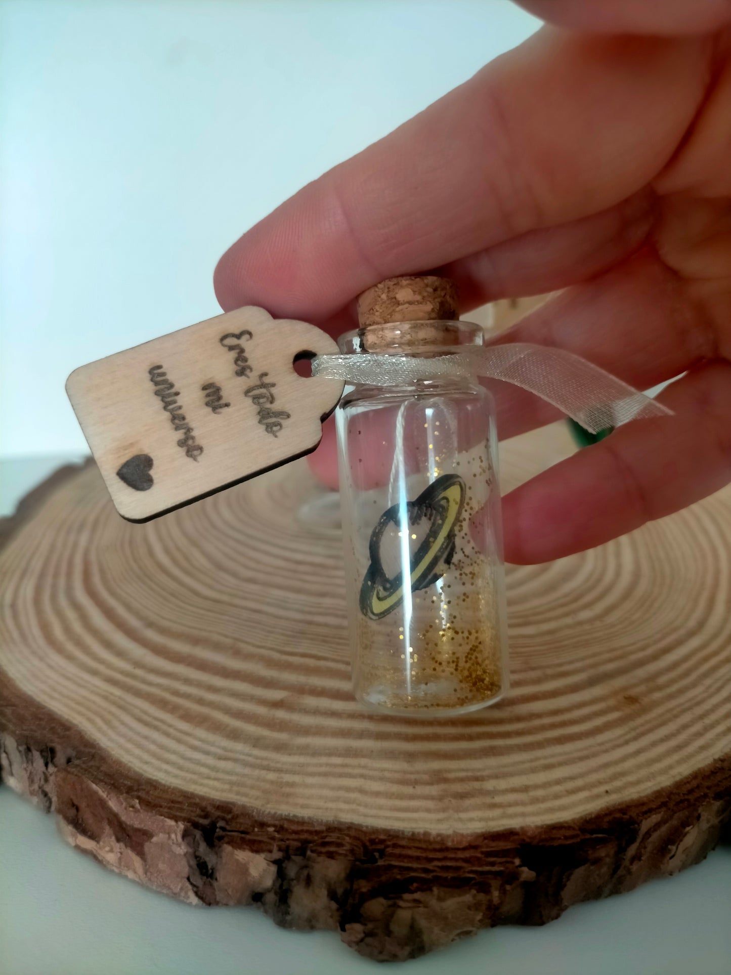 Mini botellas con mensaje y figura en madera – detalle simbólico y personalizado