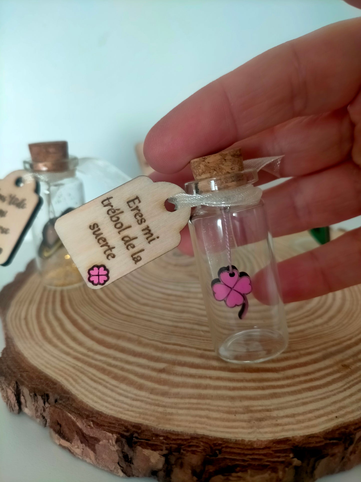 Mini botellas con mensaje y figura en madera – detalle simbólico y personalizado