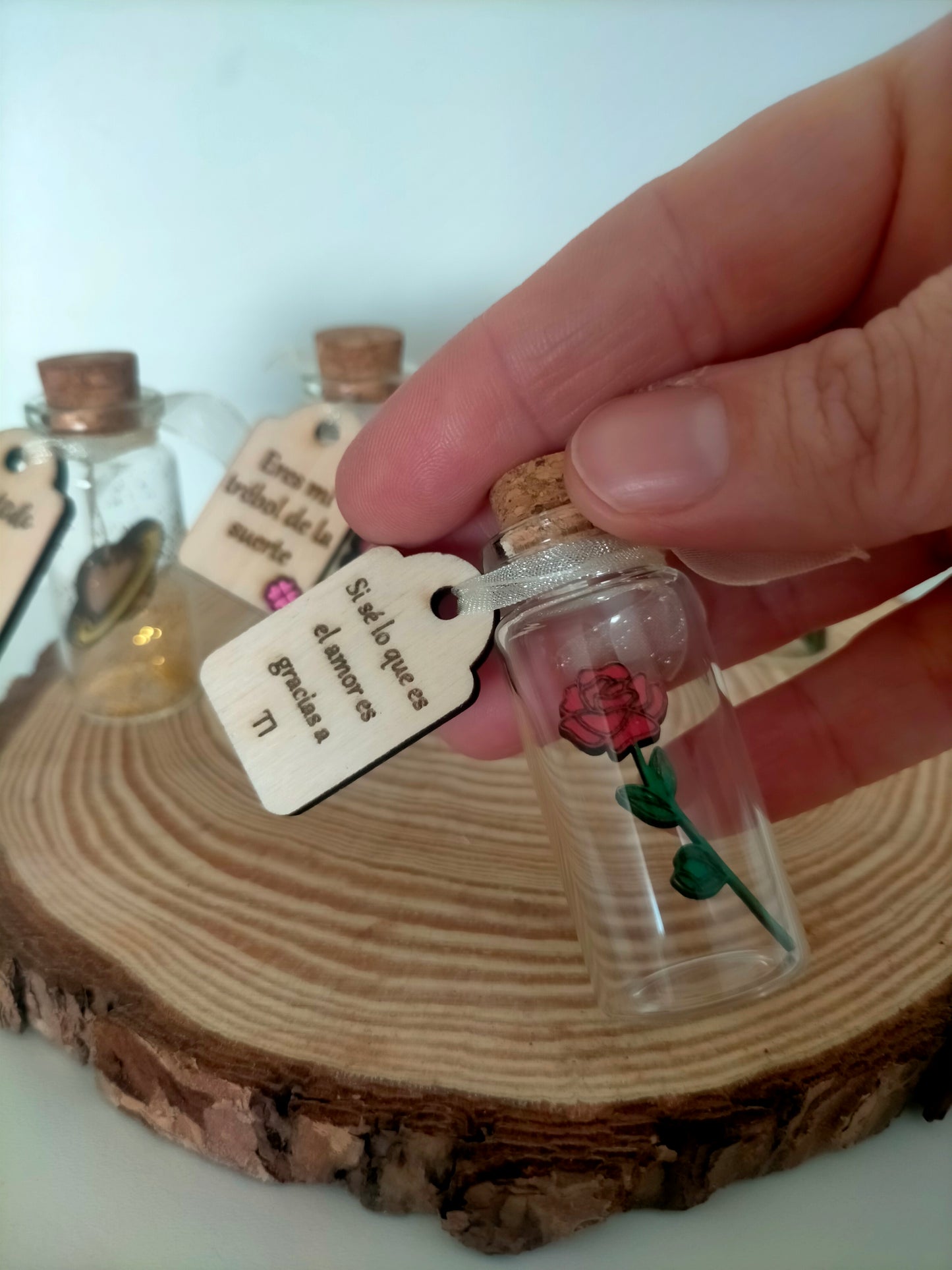 Mini botellas con mensaje y figura en madera – detalle simbólico y personalizado