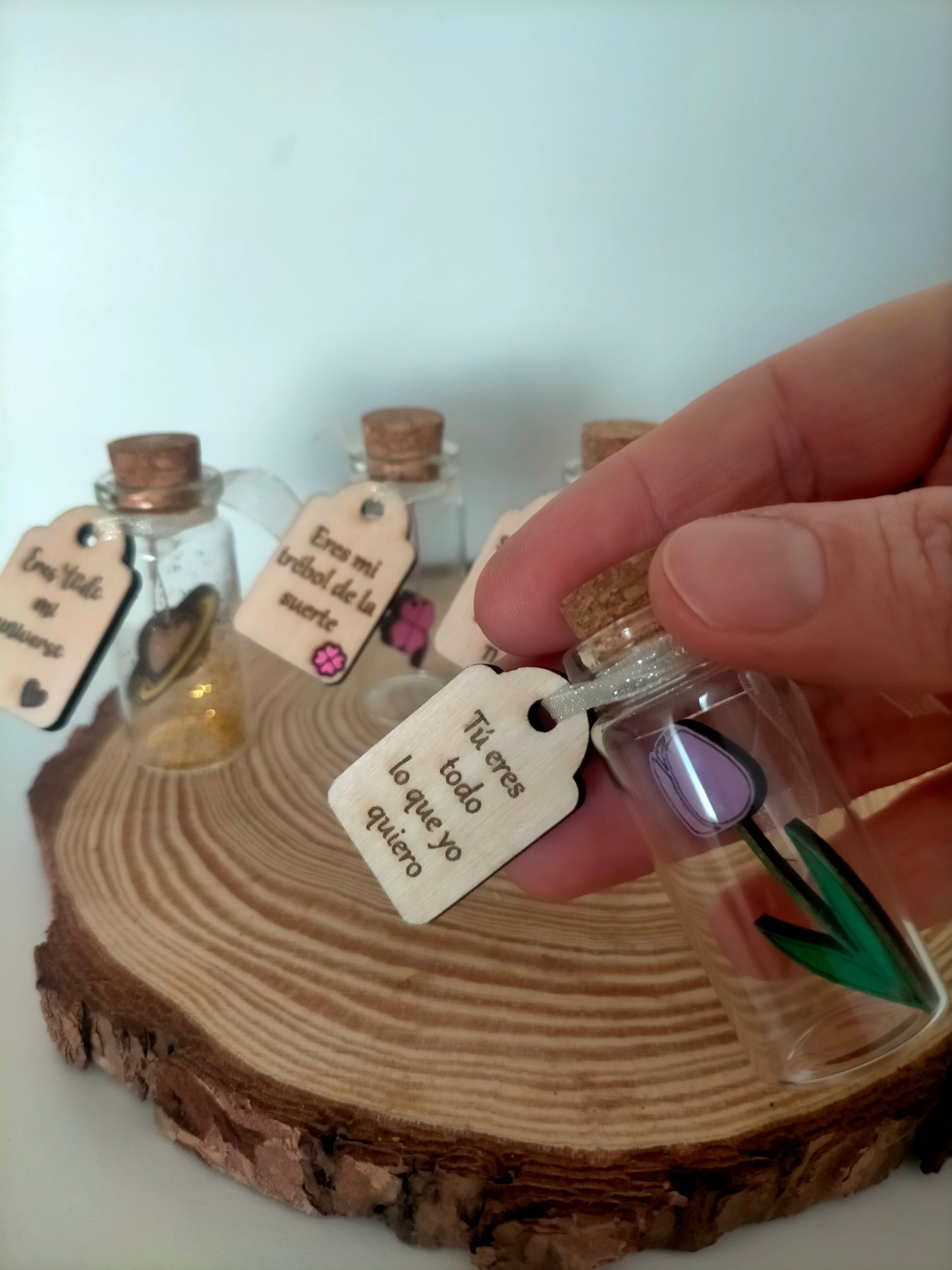 Mini botellas con mensaje y figura en madera – detalle simbólico y personalizado