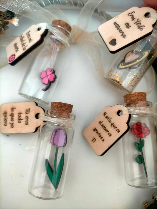 Mini botellas con mensaje y figura en madera – detalle simbólico y personalizado